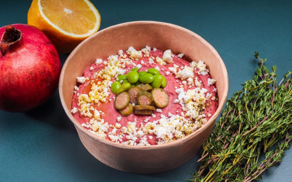 Hummus cu sfeclă roșie și brânză de capră
